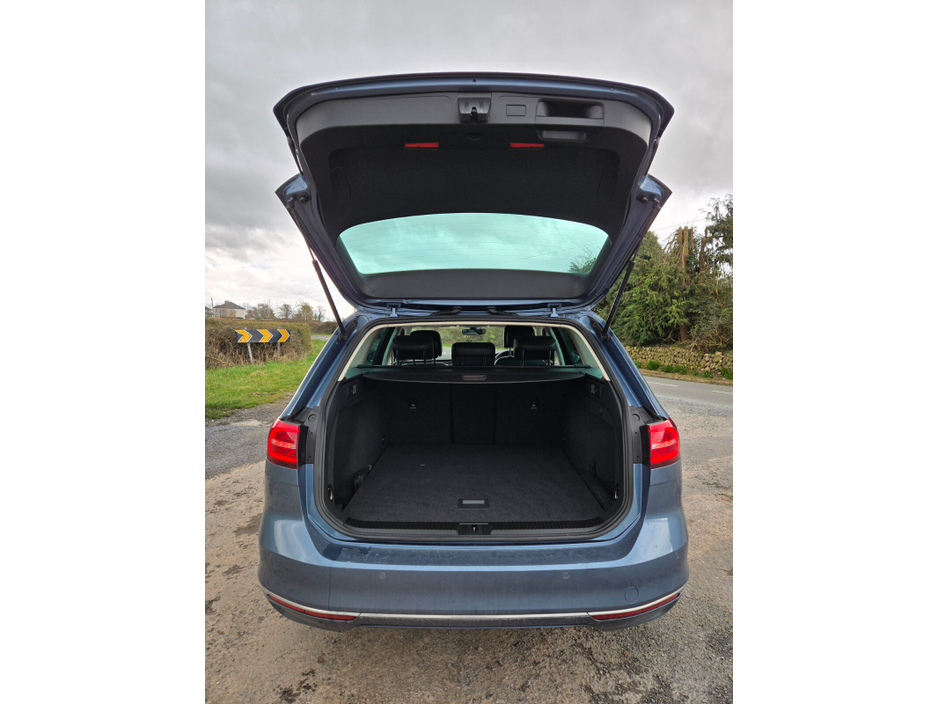 2016 Volkswagen Passat - image 6