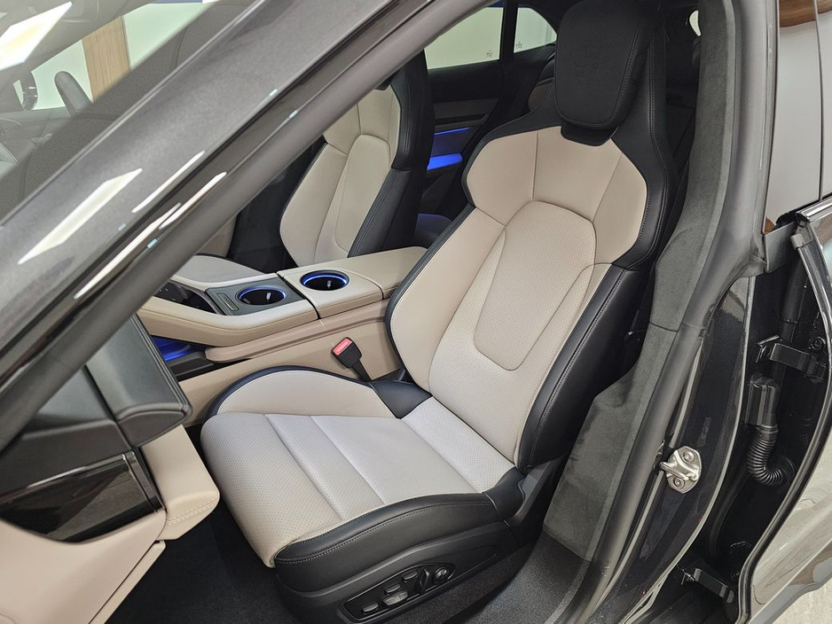 2025 Porsche Taycan - image 24