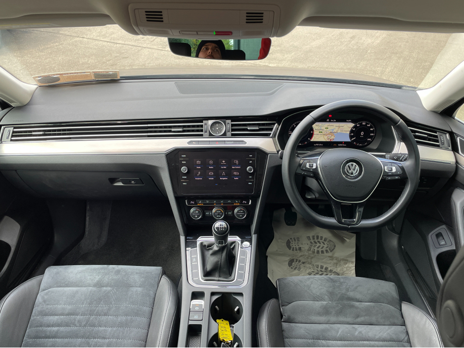 2019 Volkswagen Passat - image 8