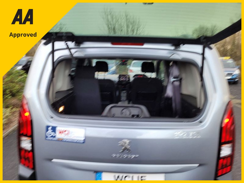 2022 Peugeot Rifter - image 18