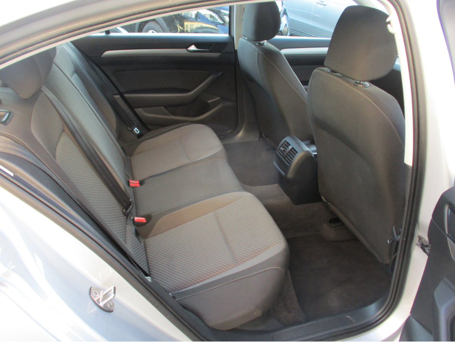 2018 Volkswagen Passat - image 10