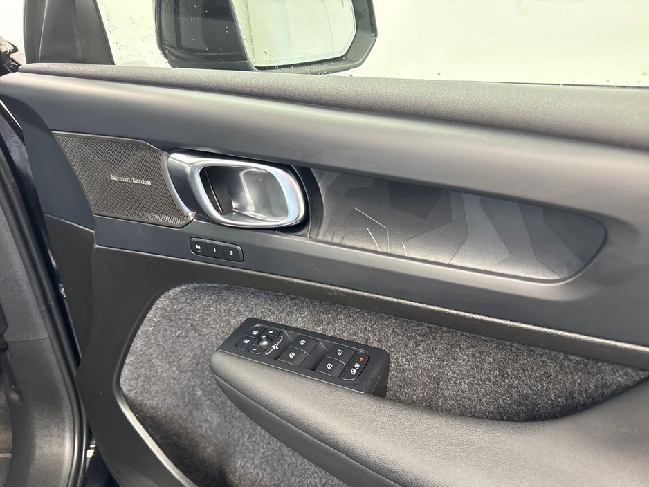 2023 Volvo XC40 - image 11