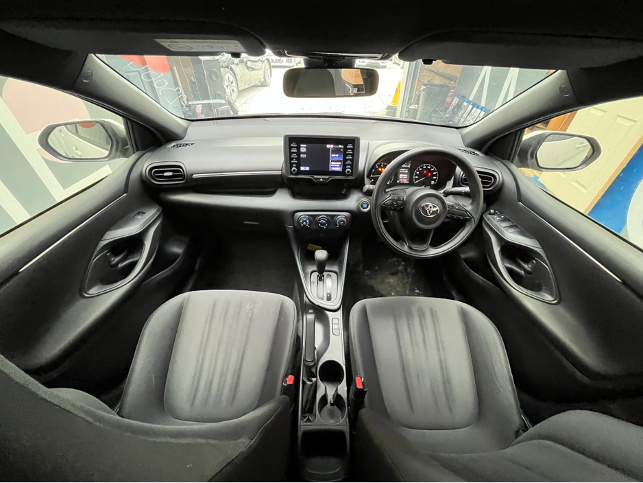 2021 Toyota Yaris - image 12