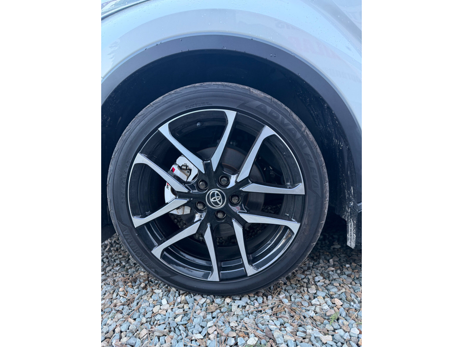 2023 Toyota C-HR 1.8 HYBRID LUNA €31,999