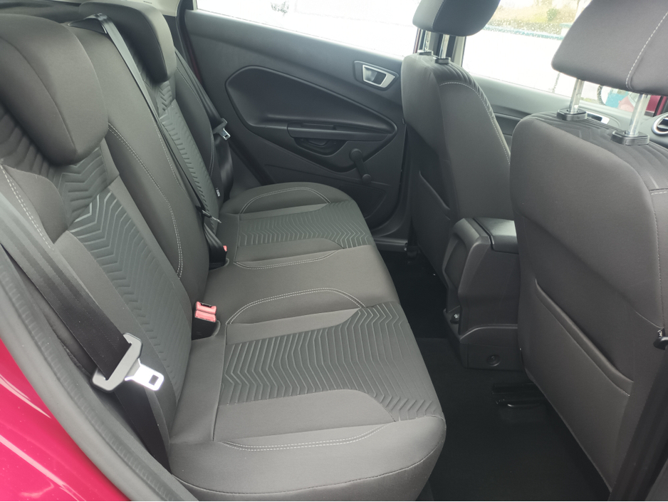 2015 Ford Fiesta - image 9