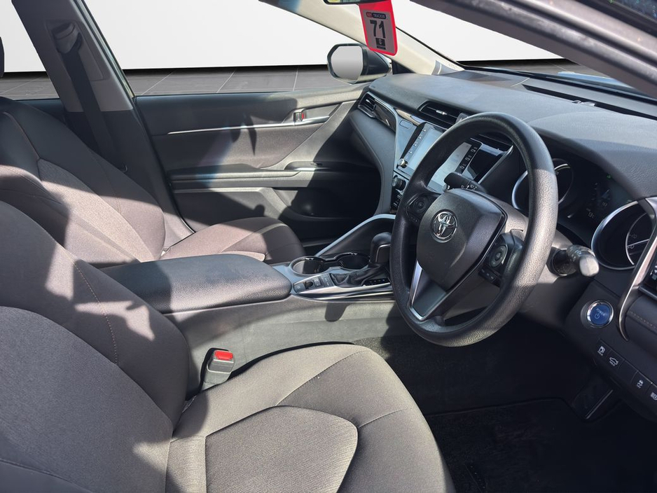 2020 Toyota Camry - image 9