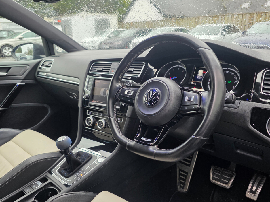 2015 Volkswagen Golf - image 4