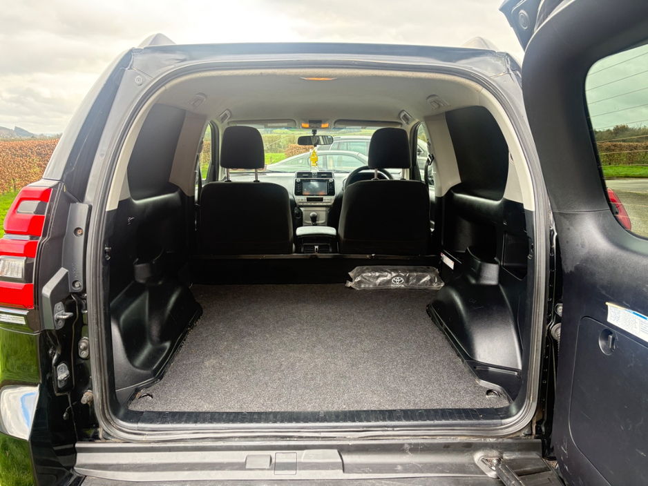 2018 Toyota Landcruiser - image 9