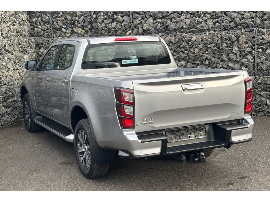 2025 Isuzu D-MAX - image 8