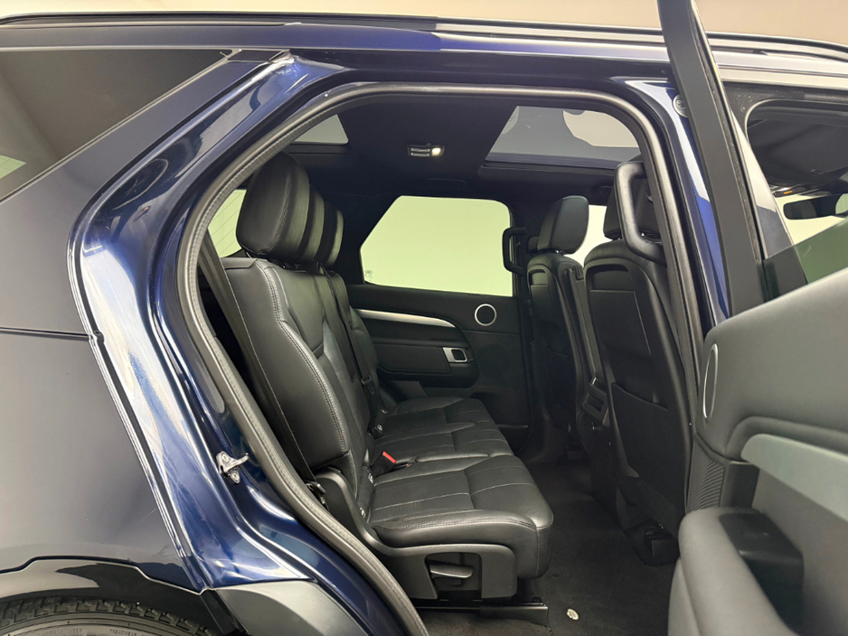 2020 Land Rover Discovery - image 11