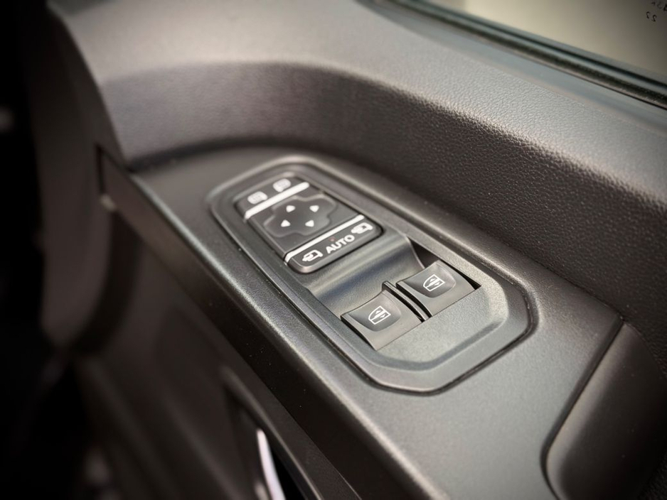 2023 Renault Trafic - image 9