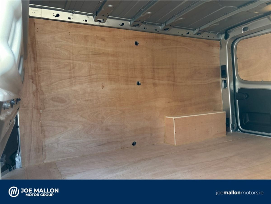 2025 Renault Trafic - image 10