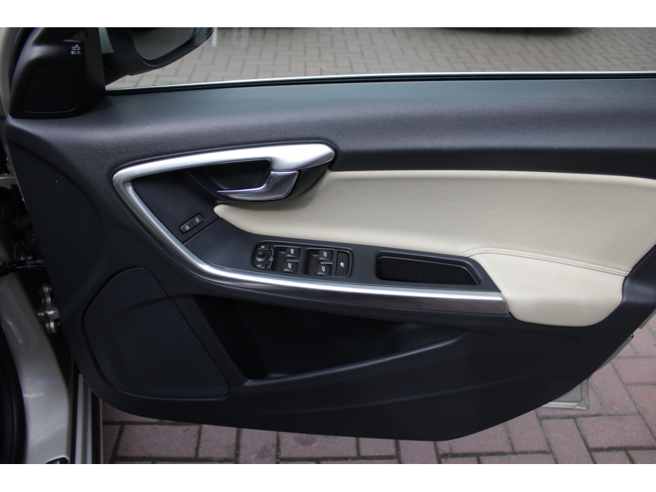 2017 Volvo V60 - image 10