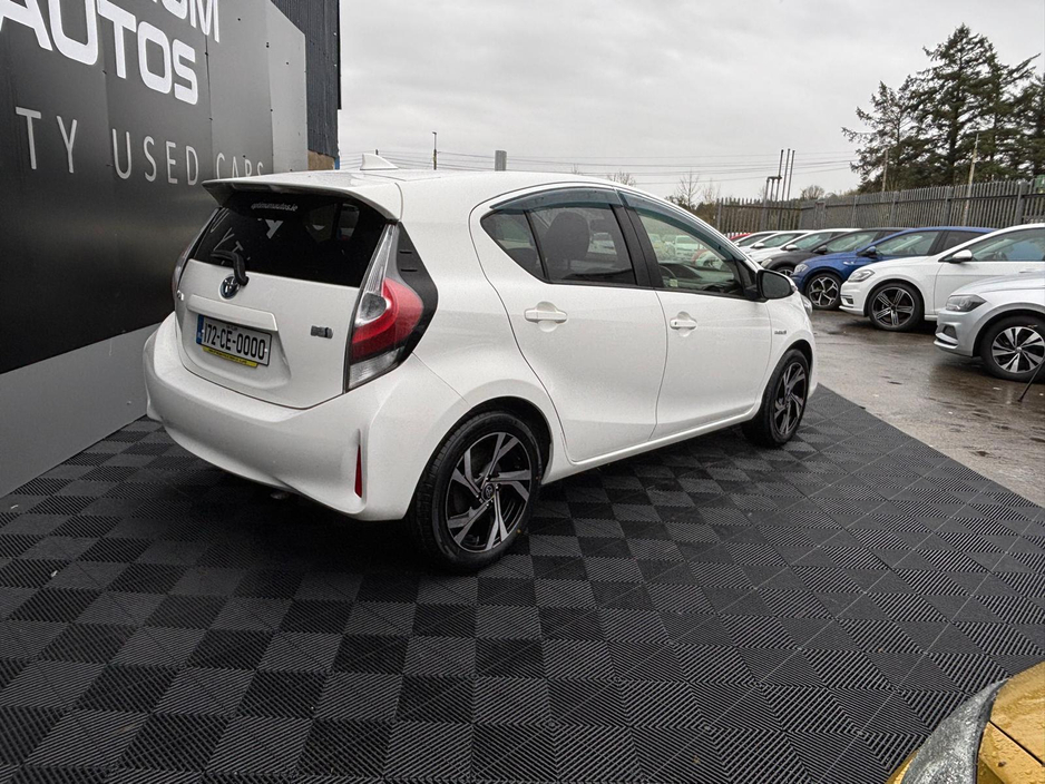 2017 Toyota Aqua - image 2