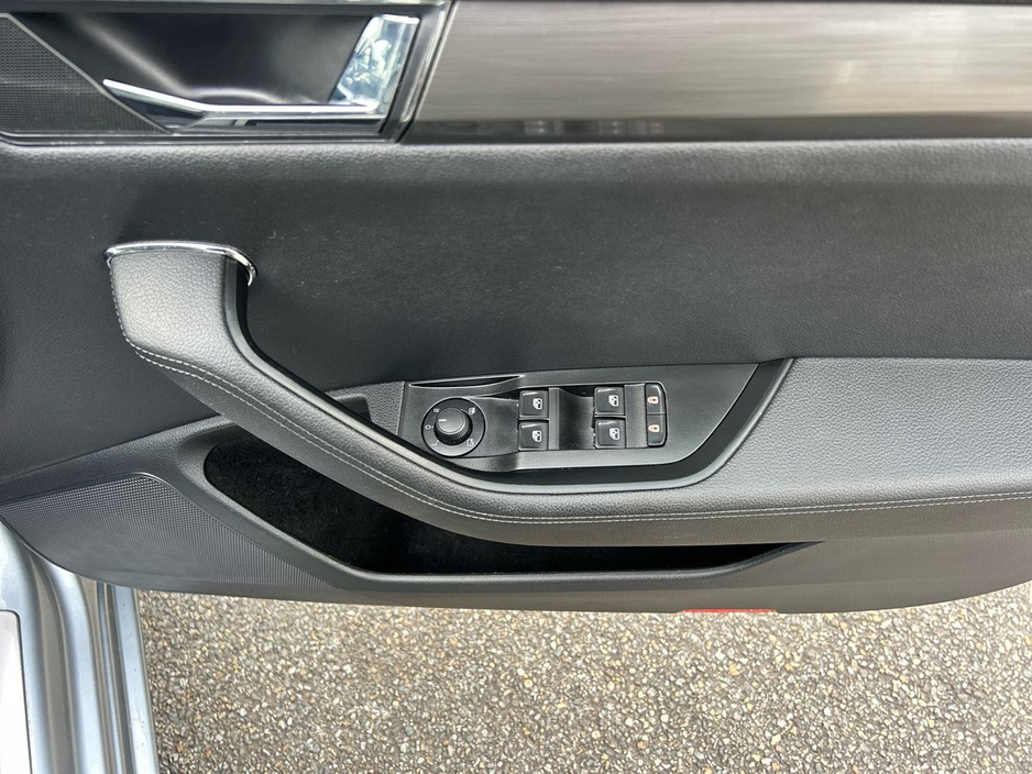 2020 Skoda Superb - image 11