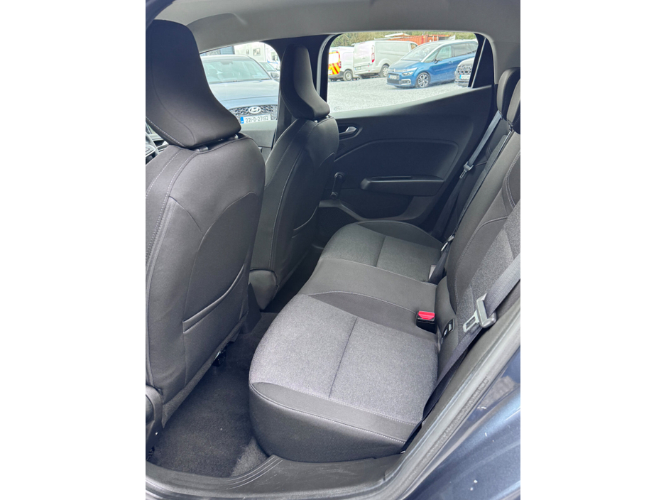 2022 Renault Clio - image 6