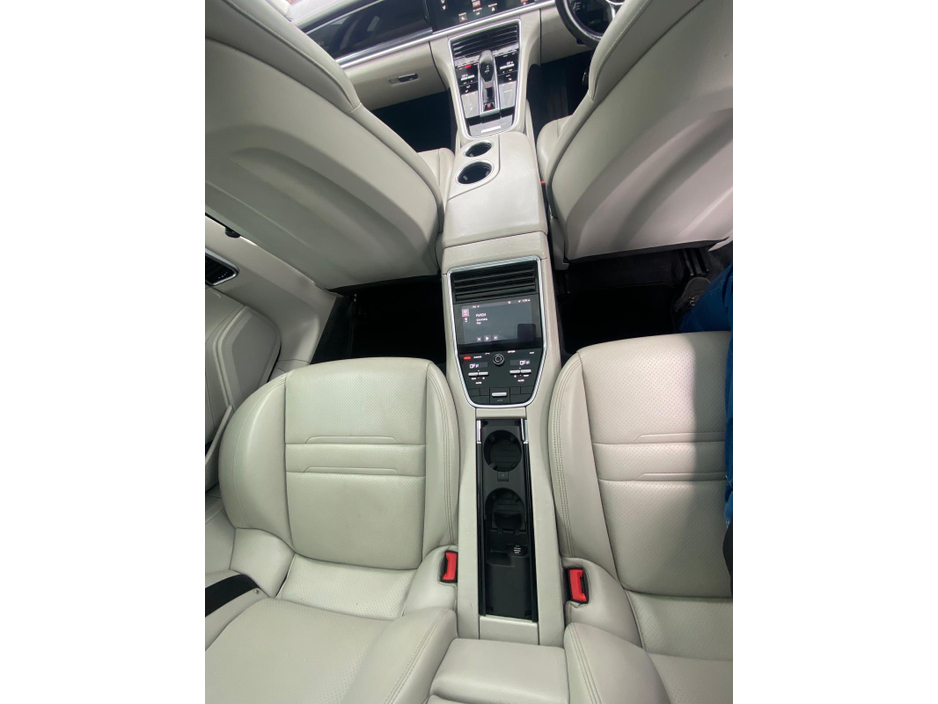 2017 Porsche Panamera - image 8