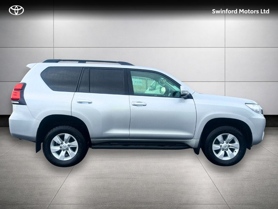2023 Toyota Landcruiser - image 3