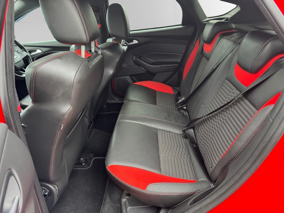 2018 Ford Focus - image 13
