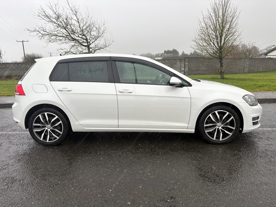 2016 Volkswagen Golf - image 2