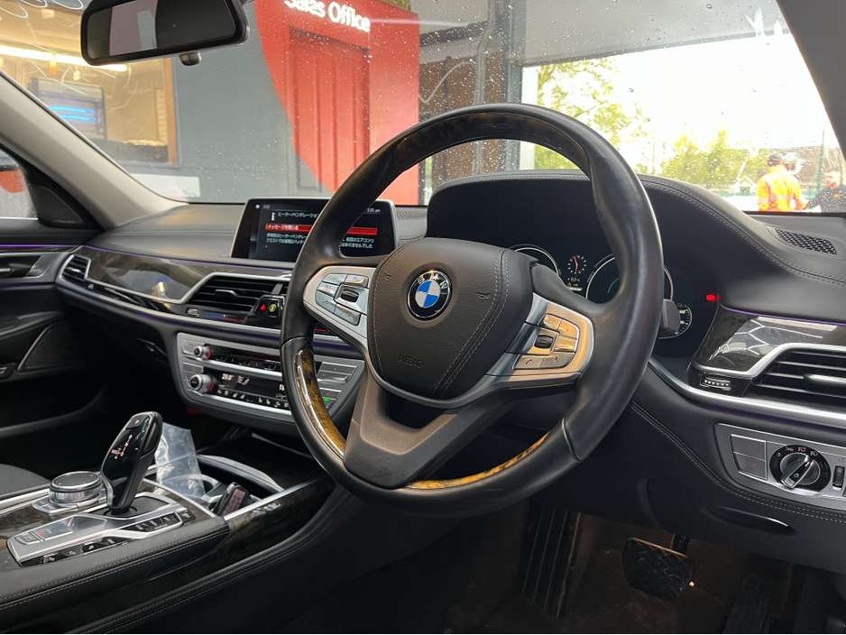 2017 BMW 7 Series - image 10
