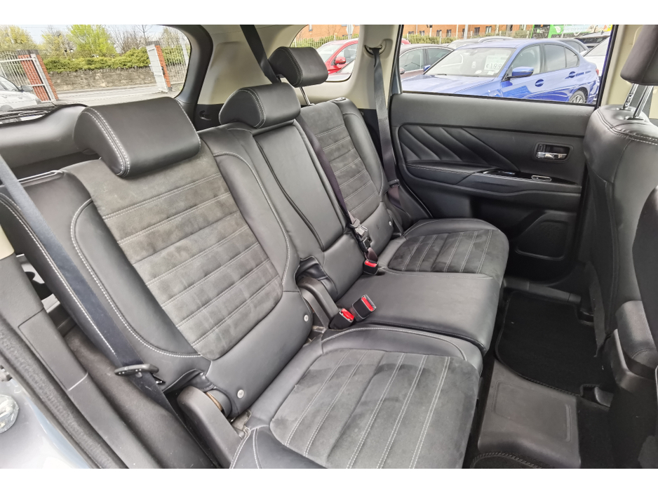 2015 Mitsubishi Outlander - image 10