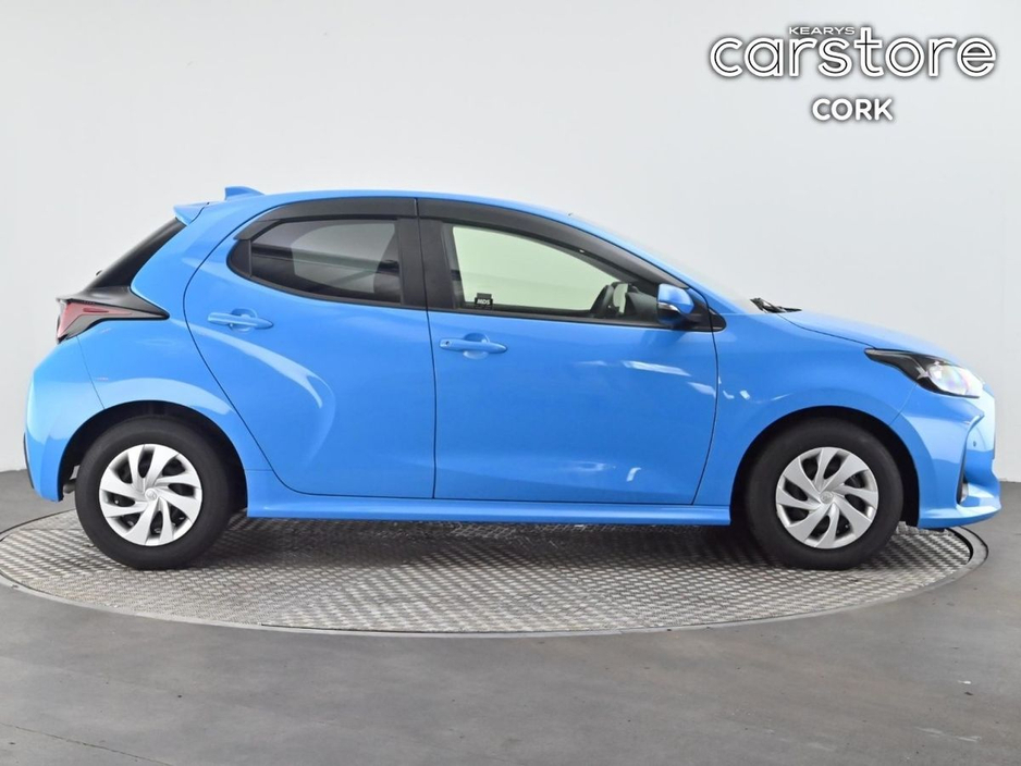 2023 Toyota Yaris - image 2