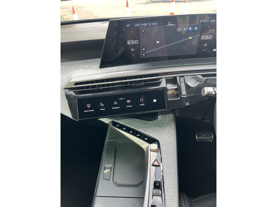 2025 Peugeot 5008 - image 11