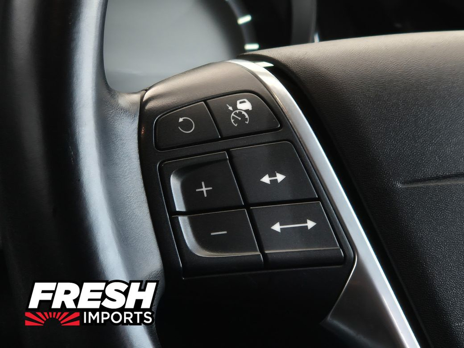 2015 Volvo V40 - image 24