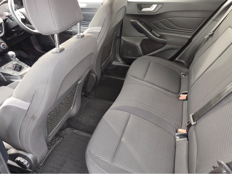 2019 Ford Focus - image 9