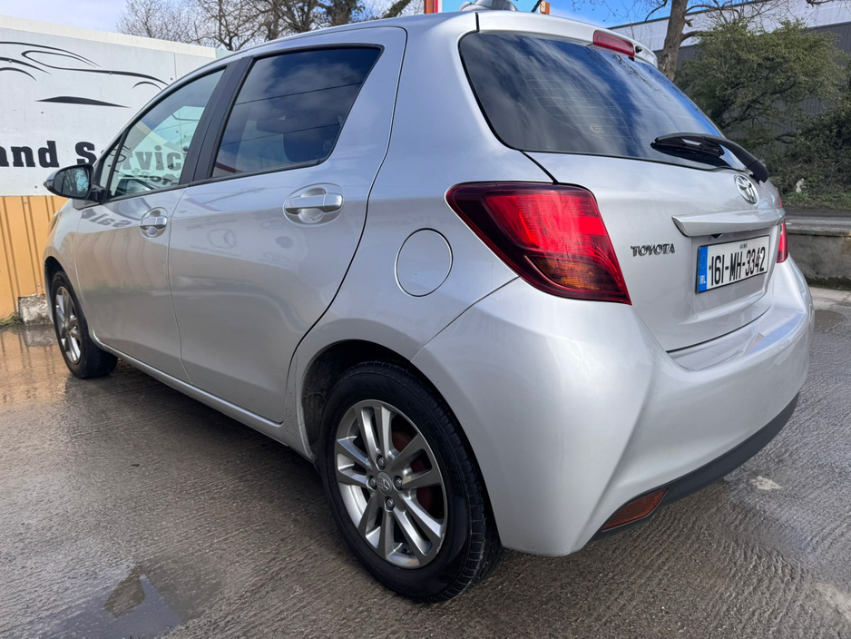 2016 Toyota Yaris - image 11