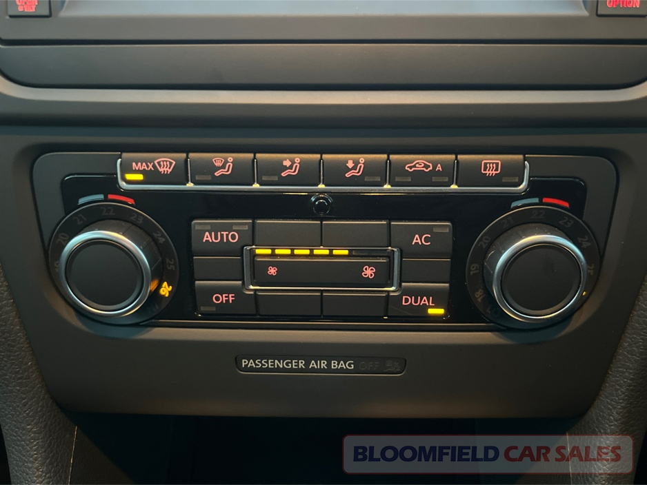 2011 Volkswagen Golf HIGHLINE , SUNROOF // LOW MILEAGE €8,950