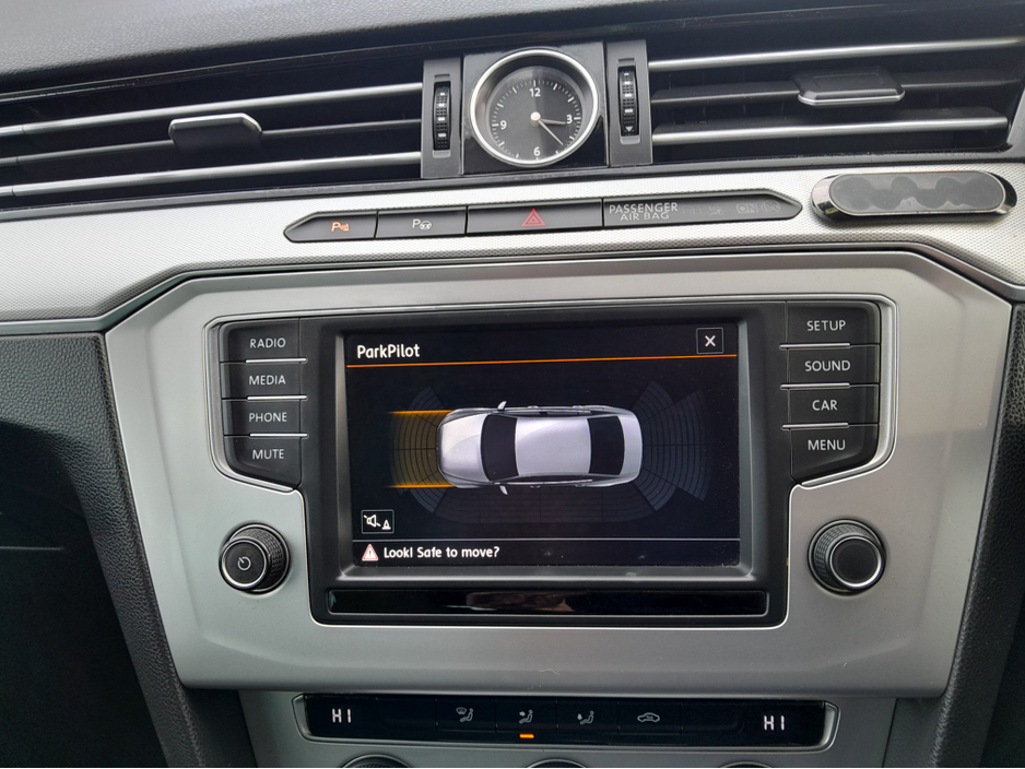 2016 Volkswagen Passat - image 25