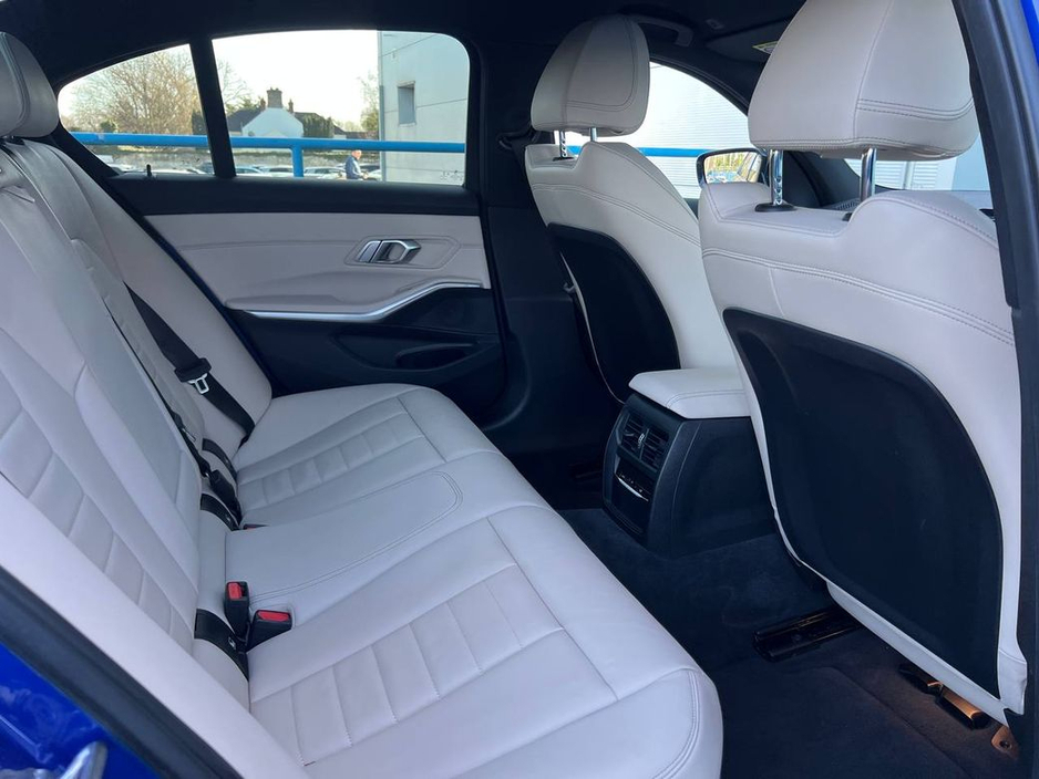 2022 BMW 3 Series - image 8