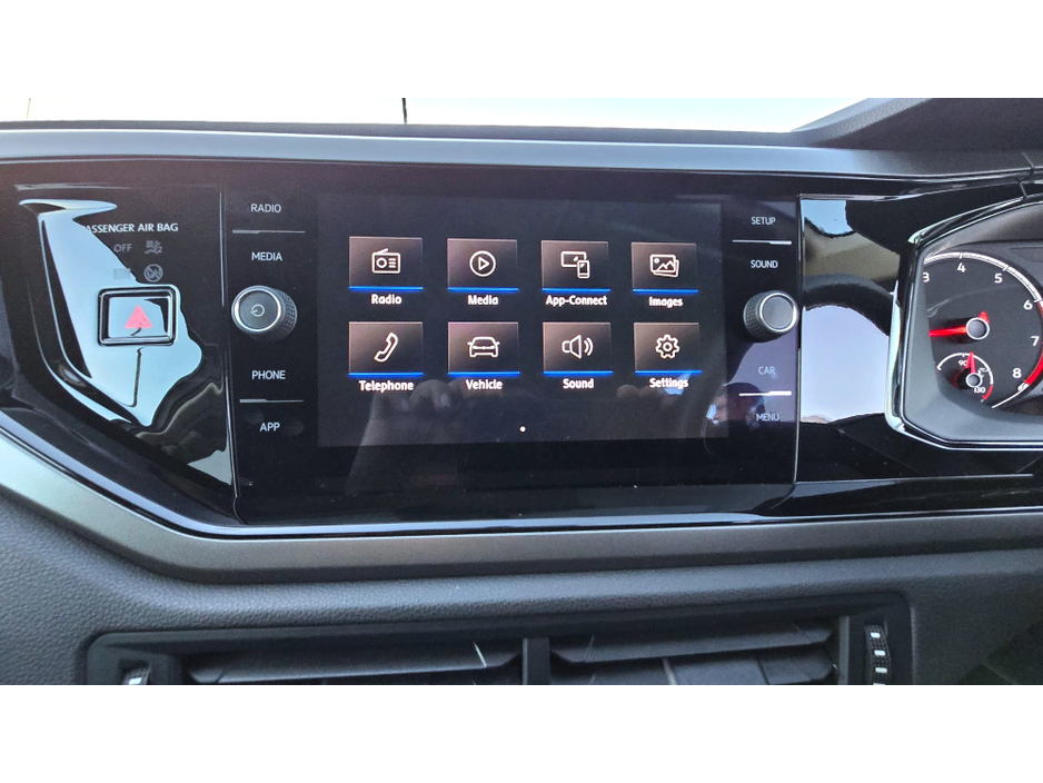 2018 Volkswagen Polo - image 9