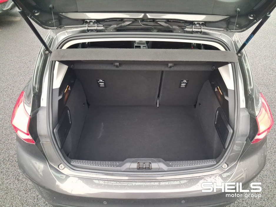 2019 Ford Focus - image 9