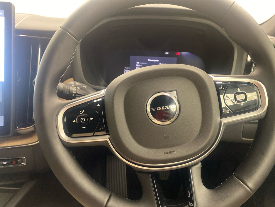 2026 Volvo XC60 - image 13