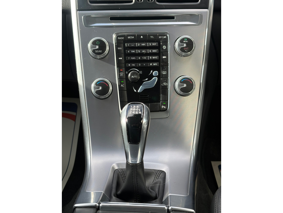 2017 Volvo XC60 - image 16