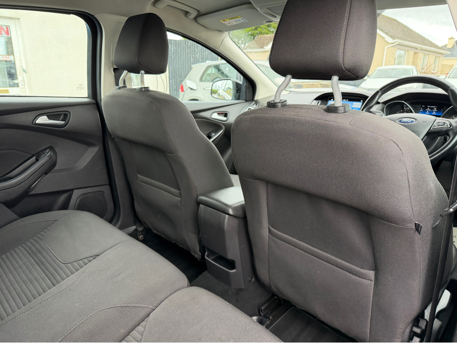 2017 Ford Focus - image 20
