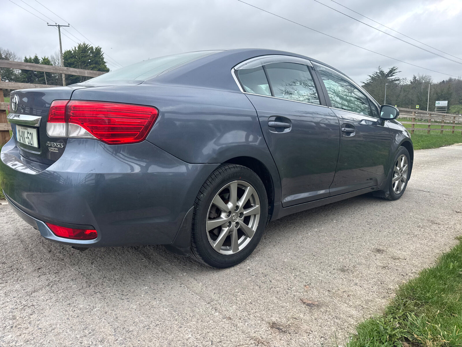 2013 Toyota Avensis - image 9