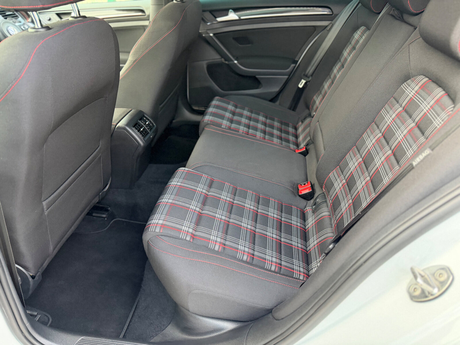 2016 Volkswagen Golf - image 12