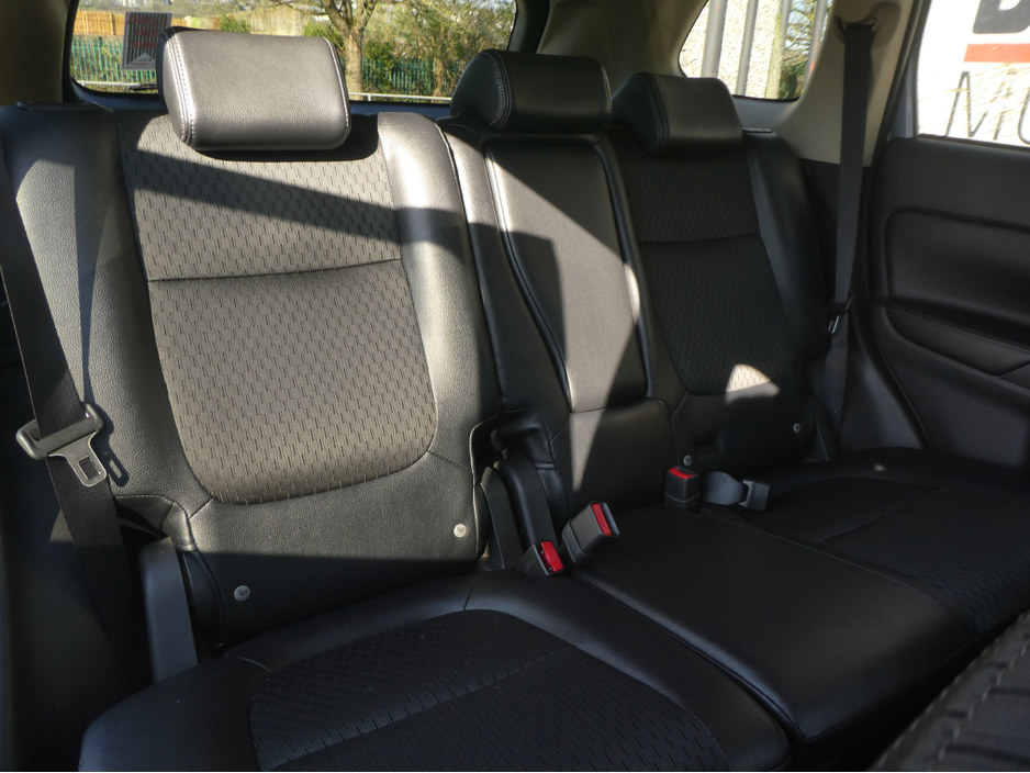 2015 Mitsubishi Outlander - image 9