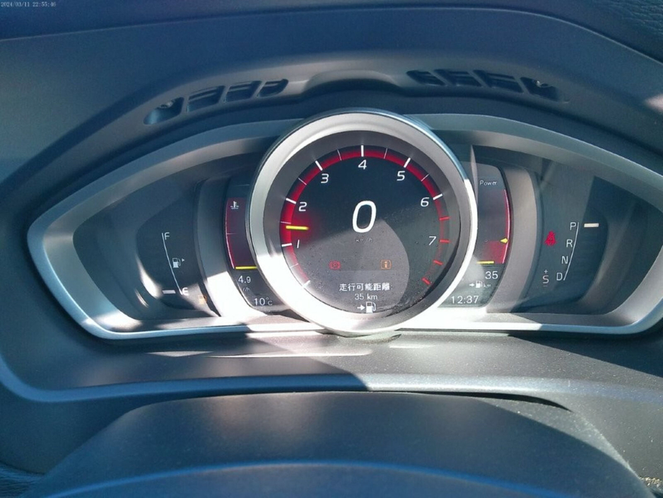 2018 Volvo V40 - image 6