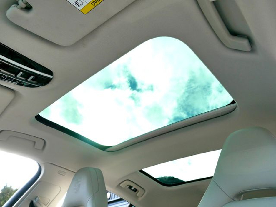 2023 Porsche Panamera - image 34