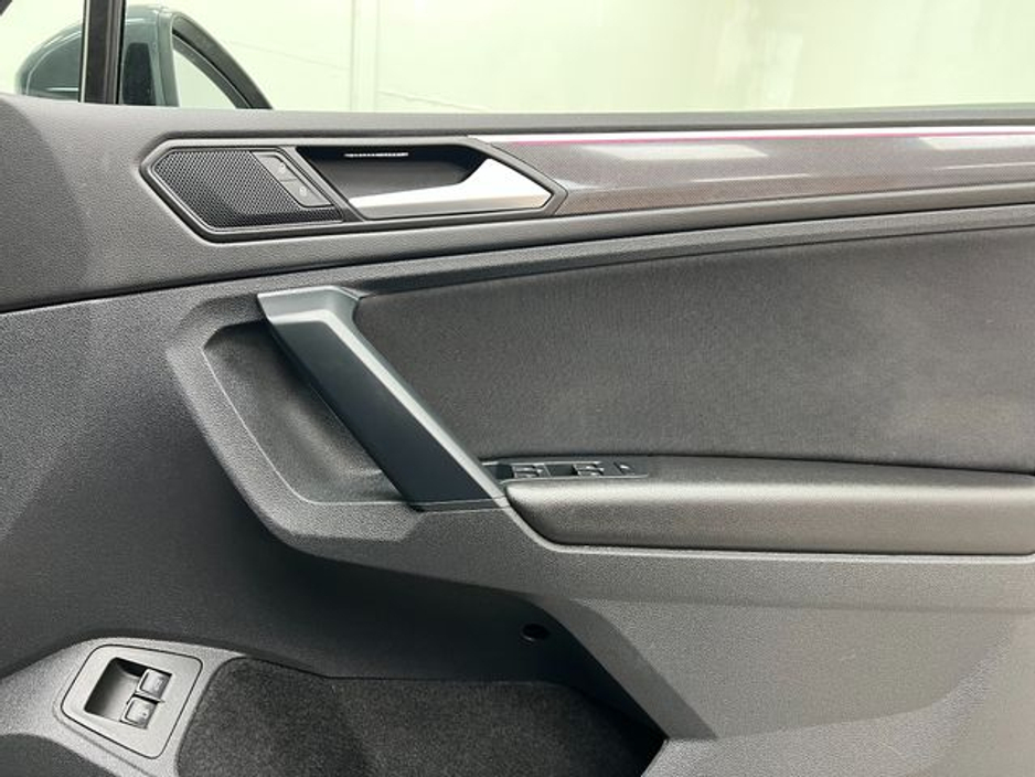 2023 Volkswagen Tiguan - image 36