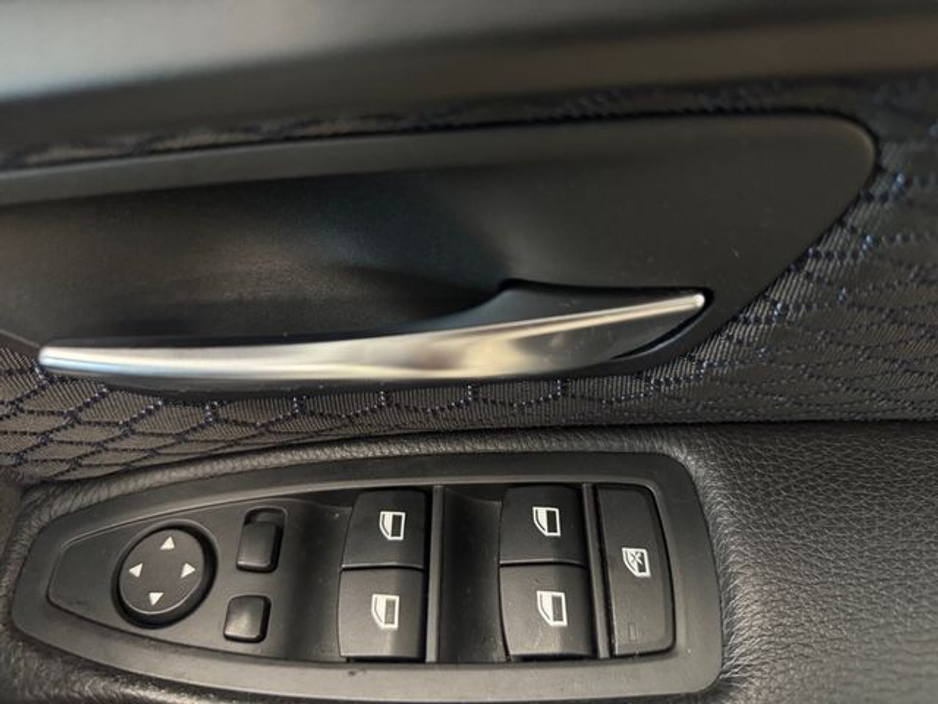 2017 BMW 3 Series - image 12