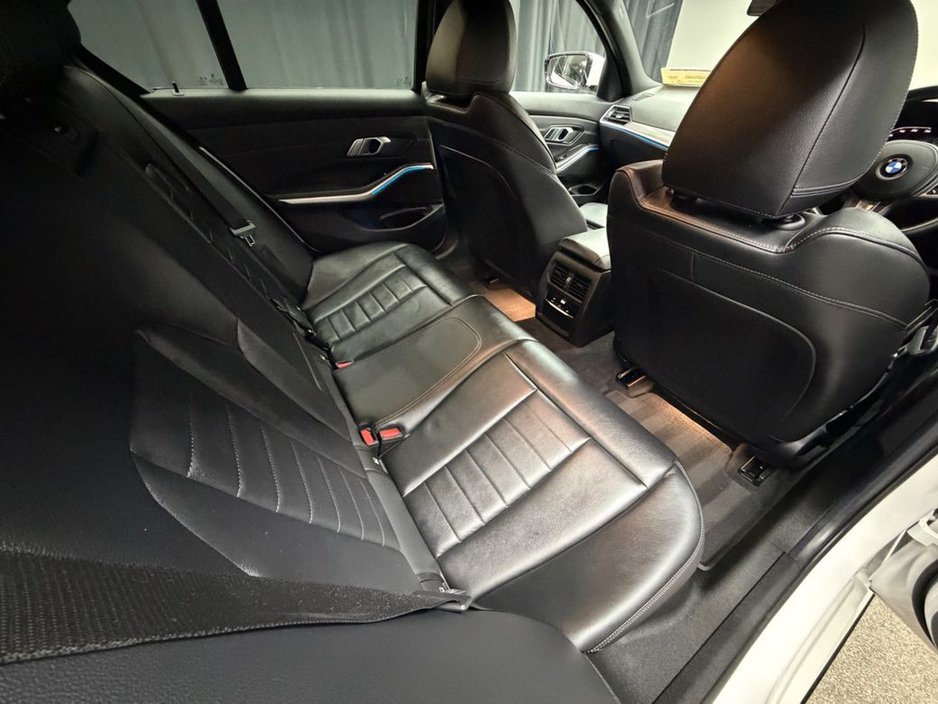 2021 BMW 3 Series - image 33