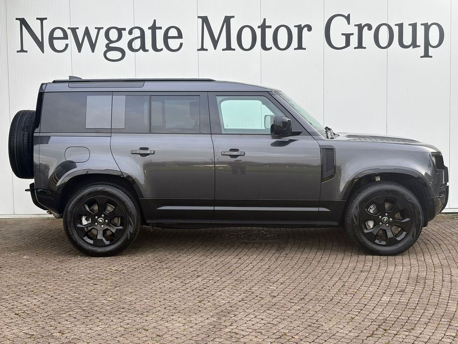 2025 Land Rover Defender - image 4