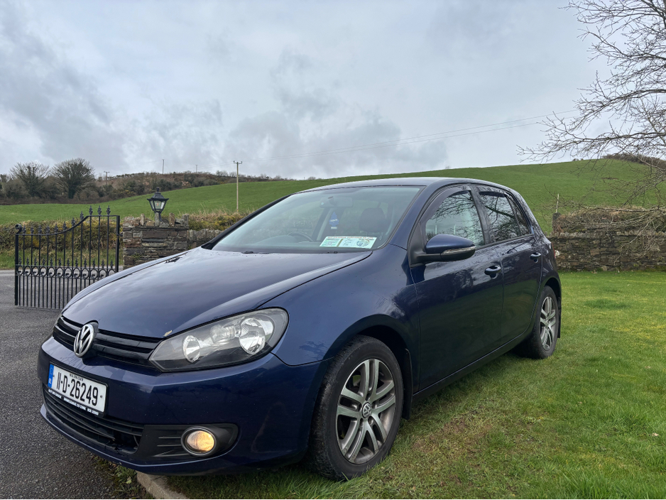 2011 Volkswagen Golf - image 3