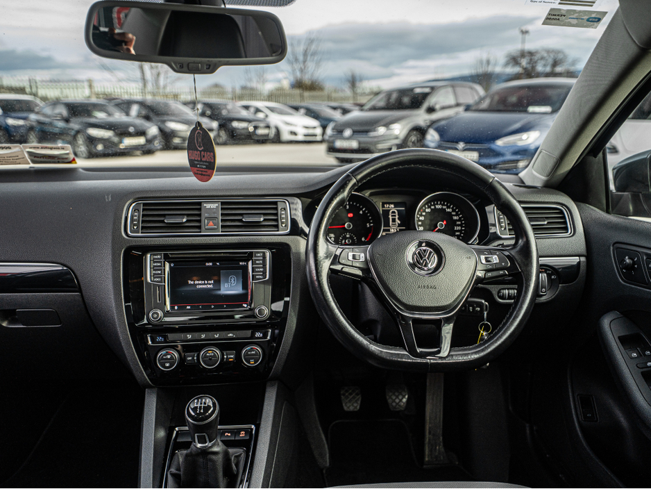 2017 Volkswagen Jetta - image 6